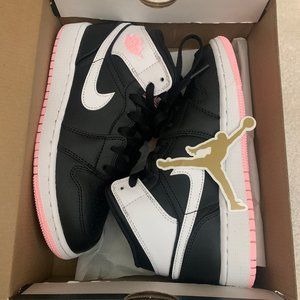 New in Box Nike Air Jordan 1 MID Artic Punch youth 3.5